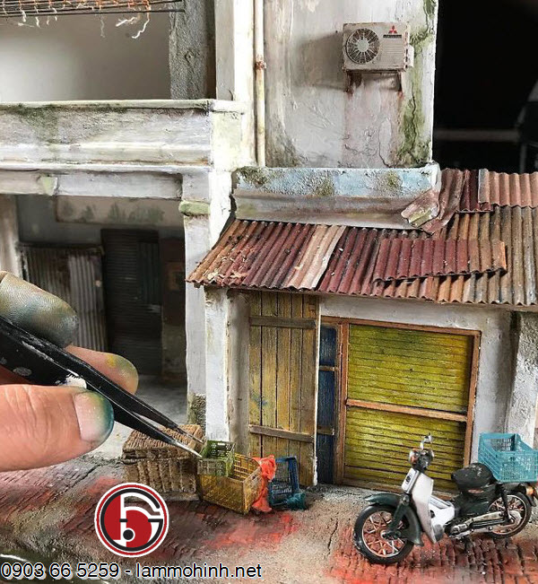 Công cụ làm mô hình kiến trúc của Eddie chủ yếu là nhíp. Nó giúp ông đưa được mọi thứ vào mô hình của mình Công cụ làm mô hình kiến trúc của Eddie chủ yếu là nhíp. Nó giúp ông đưa được mọi thứ vào mô hình của mình