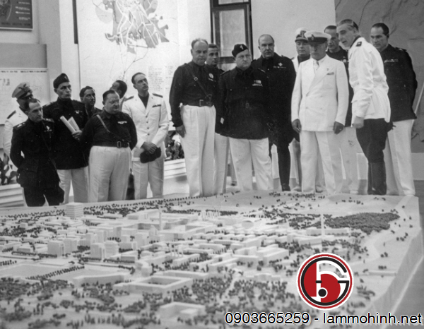 Mussolini trong buổi thị sát mô hình kiến trúc Plastico di Roma Imperiale Mussolini trong buổi thị sát mô hình kiến trúc Plastico di Roma Imperiale