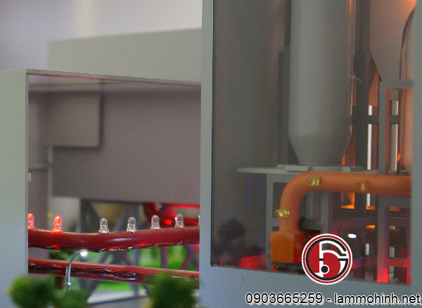 Các dây dẫn điện với kích thước không lớn hơn sợi tóc được dấu khéo léo bên dưới các đường ống để đảm bảo tính thẩm mỹ cho mô hình Các dây dẫn điện với kích thước không lớn hơn sợi tóc được dấu khéo léo bên dưới các đường ống để đảm bảo tính thẩm mỹ cho mô hình