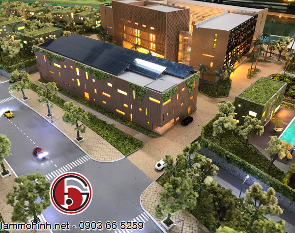 Mô hình kiến trúc nhà điều hành của dự án với các Solar panel trên tầng mái Mô hình kiến trúc nhà điều hành của dự án với các Solar panel trên tầng mái