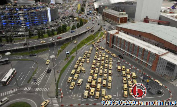 Mô hình xe taxi xếp hàng chờ đón khách trong sân bay. Mô hình xe taxi xếp hàng chờ đón khách trong sân bay.