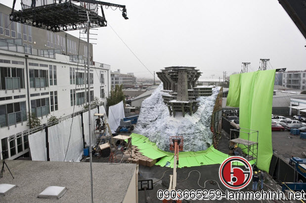 Quan cảnh toàn bộ mô hình kiến trúc pháo đài tuyết tại sân đỗ xe của Double Negative Quan cảnh toàn bộ mô hình kiến trúc pháo đài tuyết tại sân đỗ xe của Double Negative