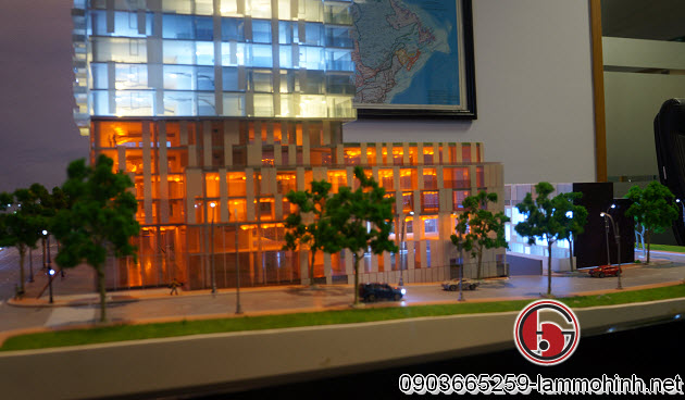 Khu vực bên bên dưới tòa nhà với con đường dốc về sau Khu vực bên bên dưới tòa nhà với con đường dốc về sau