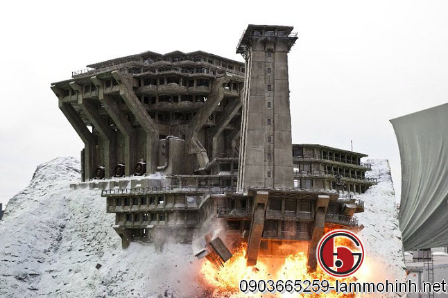 Ban đầu khi vụ nổ xảy ra (khi Eames bắt đầu kích nổ) phần kết cấu chống đỡ của tháp canh được kích nổ trước tiên Ban đầu khi vụ nổ xảy ra (khi Eames bắt đầu kích nổ) phần kết cấu chống đỡ của tháp canh được kích nổ trước tiên