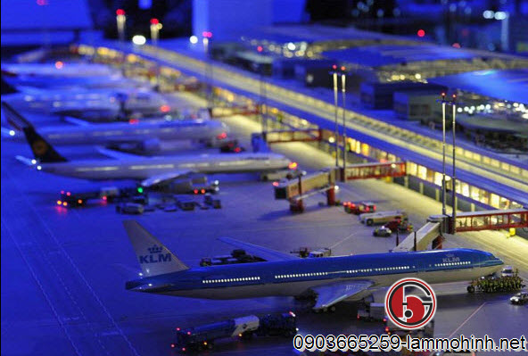 Mô hình kiến trúc sân bay có 40 máy bay đang đỗ và cất cánh, 90 phương tiện di chuyển xung quanh đường băng. Mô hình kiến trúc sân bay có 40 máy bay đang đỗ và cất cánh, 90 phương tiện di chuyển xung quanh đường băng.