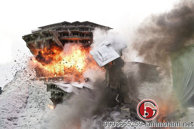 Toàn bộ phần dưới của kiến trúc pháo đài chìm trong lữa (đây là lúc cú hích của Eames được thực hiện theo nội dung phim) Toàn bộ phần dưới của kiến trúc pháo đài chìm trong lữa (đây là lúc cú hích của Eames được thực hiện theo nội dung phim)