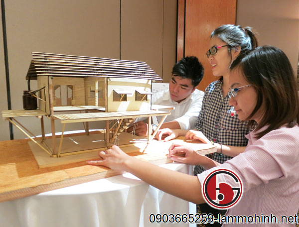 Nhóm sinh viên Đoàn Hữu Duy (đại học Văn Lang), Trần Mỹ Kim và Nguyễn Thị Anh Tú (đại học Kiến trúc TP.HCM) với mô hình kiến trúc phương án thiết kế “Nhà vách lật” Nhóm sinh viên Đoàn Hữu Duy (đại học Văn Lang), Trần Mỹ Kim và Nguyễn Thị Anh Tú (đại học Kiến trúc TP.HCM) với mô hình kiến trúc phương án thiết kế “Nhà vách lật”