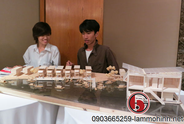 Trần Trương Thúy Nhi và Nguyễn Hồng Quân và mô hình kiến trúc "Bên kia chợ nổi". Trần Trương Thúy Nhi và Nguyễn Hồng Quân và mô hình kiến trúc "Bên kia chợ nổi".