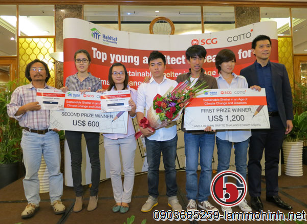 Trao giải thưởng cho hai nhóm đạt giải nhất và nhì Trao giải thưởng cho hai nhóm đạt giải nhất và nhì