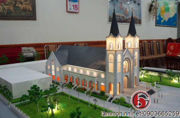 Vườn cây hai bên khuôn viên nhà thờ với nhiều chủng loại cây Vườn cây hai bên khuôn viên nhà thờ với nhiều chủng loại cây