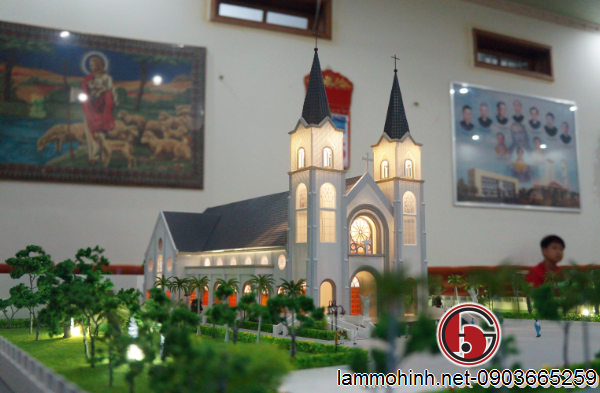 Mặt đứng của nhà thờ với hai tháp chuông nhìn từ khu vực đài Đức Mẹ Mặt đứng của nhà thờ với hai tháp chuông nhìn từ khu vực đài Đức Mẹ