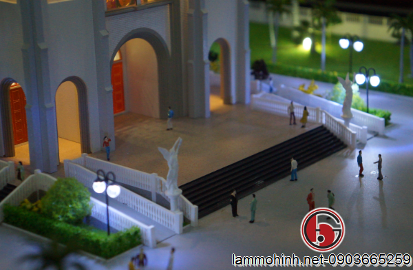 Cận cảnh sảnh chính của nhà thờ với hai tượng thiên thần Cận cảnh sảnh chính của nhà thờ với hai tượng thiên thần