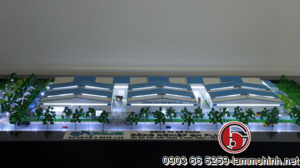 Mặt đứng chính của nhà máy về đêm Mặt đứng chính của nhà máy về đêm