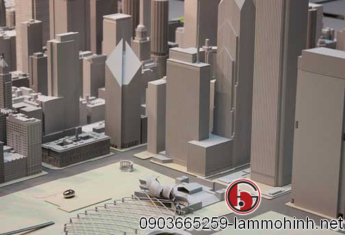 Chi tiết hạt đậu khổng lồ bằng thép không gỉ hay tác phẩm điêu khắc Cổng Mây trong Millenium Park, được thể hiện bóng loáng giữa các khối nhà màu xám Chi tiết hạt đậu khổng lồ bằng thép không gỉ hay tác phẩm điêu khắc Cổng Mây trong Millenium Park, được thể hiện bóng loáng giữa các khối nhà màu xám