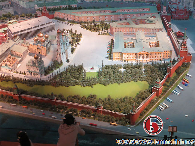 Bên trên mô hình có dãy ban công Bên trên mô hình có dãy ban công