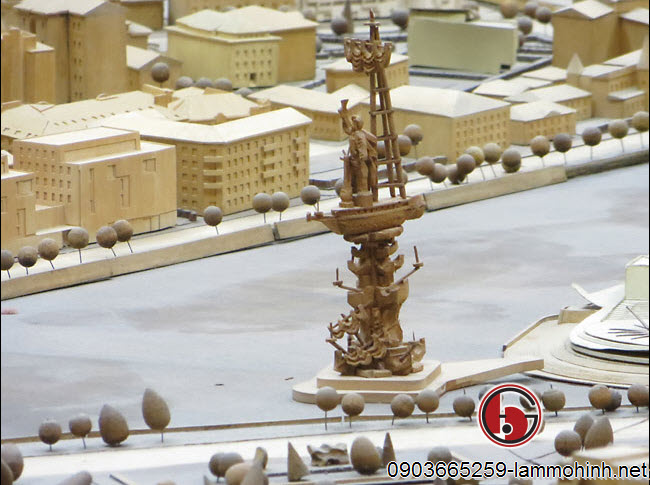 Bức tượng vua Peter với kích thước và hình dạng gây tranh cải được làm bởi nhà điêu khắc Zurab Tsereteli năm 1997. Chiều cao của mô hình này là 15,5cm. Bức tượng vua Peter với kích thước và hình dạng gây tranh cải được làm bởi nhà điêu khắc Zurab Tsereteli năm 1997. Chiều cao của mô hình này là 15,5cm.