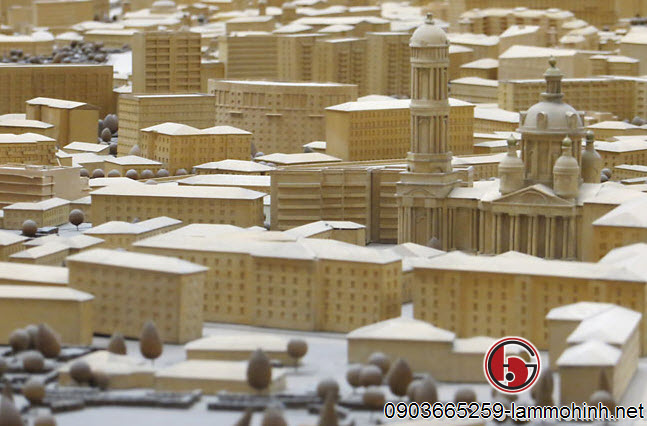 Mô hình kiến trúc một Nhà thờ nhỏ với cột rẽ nhiều và mái vòm gỗ xung quanh là các tòa nhà chung cư 5 tầng với các ô cửa sổ hình chử nhật. Mô hình kiến trúc một Nhà thờ nhỏ với cột rẽ nhiều và mái vòm gỗ xung quanh là các tòa nhà chung cư 5 tầng với các ô cửa sổ hình chử nhật.