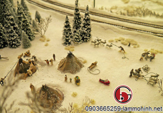 Một khu trại của những người chăn nuôi tuần lộc. Một vài người đang dựng một cái lều, người khác đang đuổi theo một con hươu, có người lại đứng nhìn một cách thán phục những gì mà các đồng nghiệp của anh ta đang làm. Một khu trại của những người chăn nuôi tuần lộc. Một vài người đang dựng một cái lều, người khác đang đuổi theo một con hươu, có người lại đứng nhìn một cách thán phục những gì mà các đồng nghiệp của anh ta đang làm.