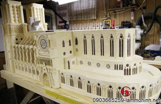 Patrick Acton bên tuyệt tác thánh đường Notre Dame của mình Patrick Acton bên tuyệt tác thánh đường Notre Dame của mình