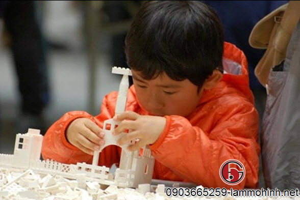 Các trẻ em Nhật vô cùng thích thú và tự mình làm một mô hình kiến trúc Các trẻ em Nhật vô cùng thích thú và tự mình làm một mô hình kiến trúc