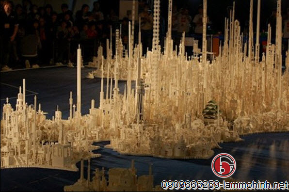 Những tòa nhà cao vút vươn lên giữa những cụm mô hình kiến trúc nhỏ lẻ bằng lego Những tòa nhà cao vút vươn lên giữa những cụm mô hình kiến trúc nhỏ lẻ bằng lego