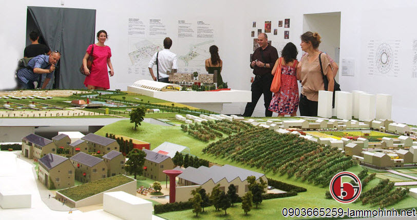 Tập hợp các mô hình lớn nhỏ và các trình bày gắn trên tường tạo thành 1 quần thể trưng bày  liên hoàn thu hút sự chú ý của khách tham quan. Tập hợp các mô hình lớn nhỏ và các trình bày gắn trên tường tạo thành 1 quần thể trưng bày  liên hoàn thu hút sự chú ý của khách tham quan.