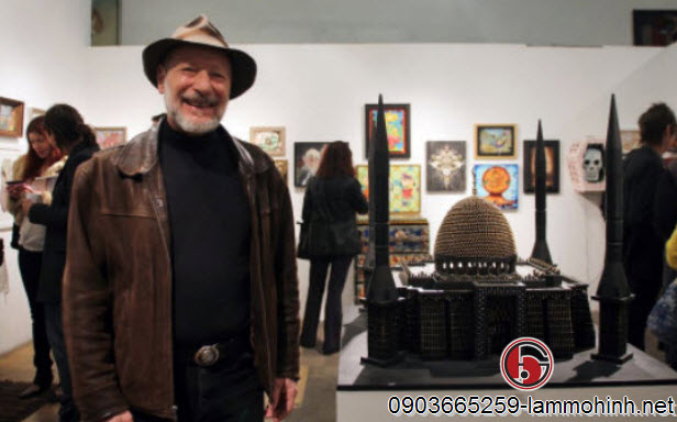 Nghệ sĩ đa tài Al Farrow bên cạnh tác phẩm mô hình kiến trúc của mình Nghệ sĩ đa tài Al Farrow bên cạnh tác phẩm mô hình kiến trúc của mình