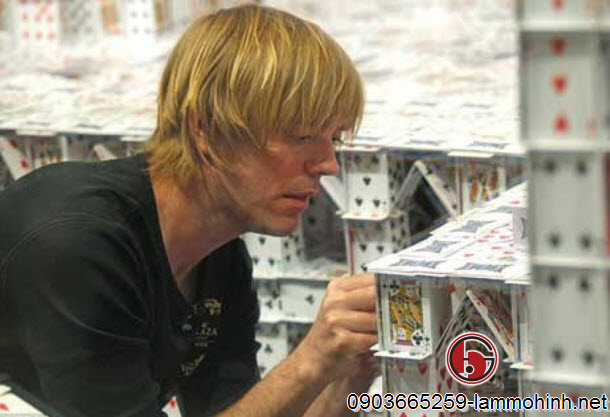 Niềm đam mê làm mô hình kiến trúc của Berg gắn liền với những quân bài Niềm đam mê làm mô hình kiến trúc của Berg gắn liền với những quân bài