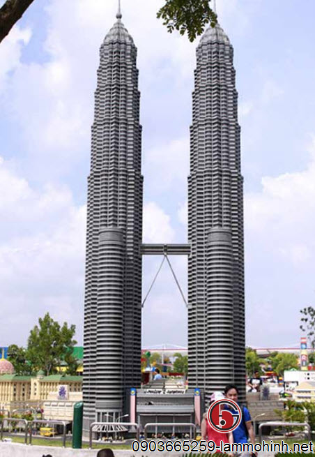 Tháp đôi - biểu tượng của Malaysia bằng lego cao sừng sững Tháp đôi - biểu tượng của Malaysia bằng lego cao sừng sững