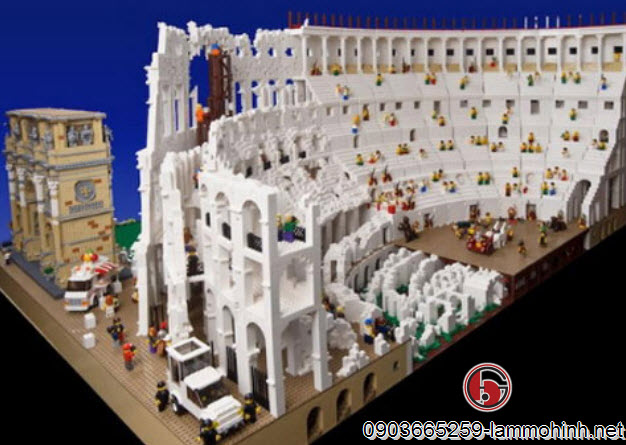 Tác phẩm sống động hơn với những mô hình khán giả, xe, đấu sĩ Tác phẩm sống động hơn với những mô hình khán giả, xe, đấu sĩ