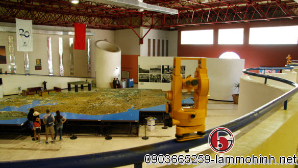 Các ống nhòm đươc đặt rải rác trong tòa nhà giúp du khách có cái nhìn mới lạ về mô hình kiến trúc này