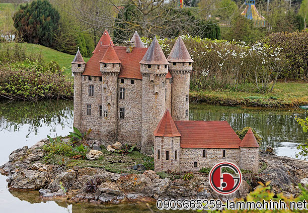 Mô hình kiến trúc Chateau de Val với vẽ yên bình của một lâu đài trung cổ Mô hình kiến trúc Chateau de Val với vẽ yên bình của một lâu đài trung cổ