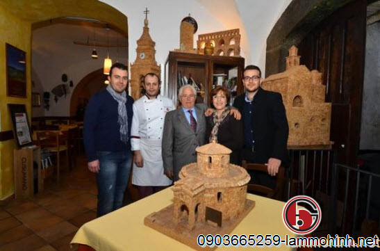 Ciro Califano và gia đình bên hững mô hình của Ciro được trưng bày Ciro Califano và gia đình bên hững mô hình của Ciro được trưng bày