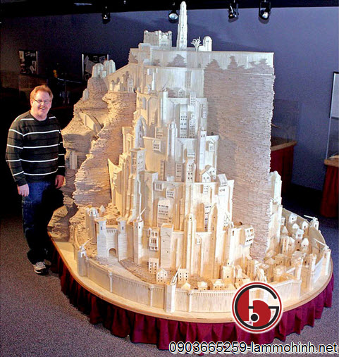 Patrick Acton bên mô hình kiến trúc Minas Tirith tại triển lãm Patrick Acton bên mô hình kiến trúc Minas Tirith tại triển lãm