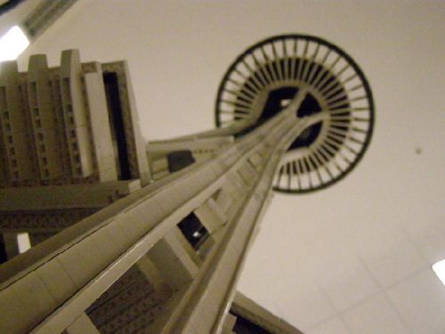 Mô hình tháp truyền hình nhìn từ chân dưới Mô hình tháp truyền hình nhìn từ chân dưới