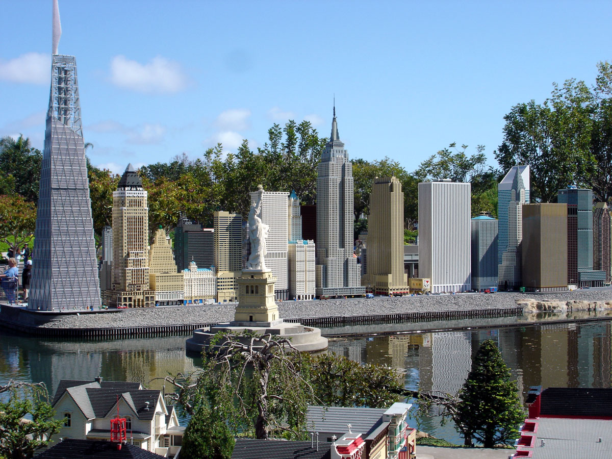 Tháp tự do trong quần thể công trình nổi tiếng ở New York tại công viên Lego Land Tháp tự do trong quần thể công trình nổi tiếng ở New York tại công viên Lego Land