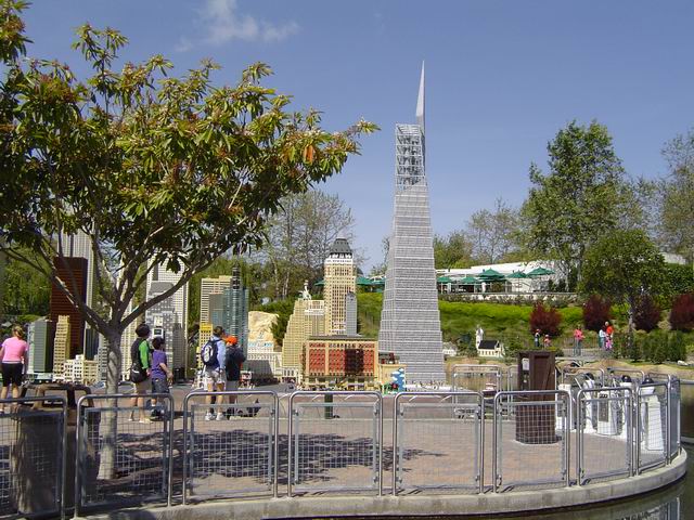 Tháp tự do nhìn từ khu vực khách tham quan Tháp tự do nhìn từ khu vực khách tham quan