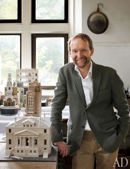 Timothy Richards bên mô hình thạch cao của mình Timothy Richards bên mô hình thạch cao của mình