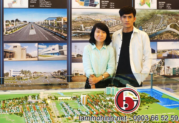 Đại diện chủ đầu tư chụ ảnh lưu niệm cùng nhân viên của ekip làm mô hình kiến trúc Đại diện chủ đầu tư chụ ảnh lưu niệm cùng nhân viên của ekip làm mô hình kiến trúc