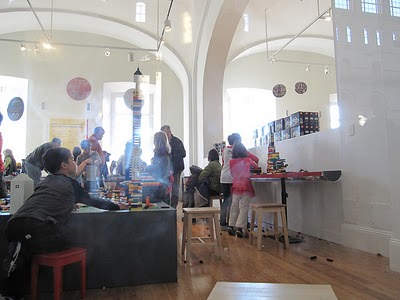 Du khách tham khảo các tác phẩm được trưng bày tại triển lãm Du khách tham khảo các tác phẩm được trưng bày tại triển lãm