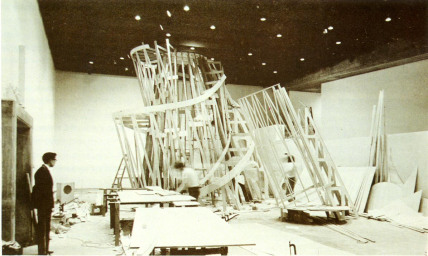 Mô hình kiến trúc trong xưởng sản xuất với các xoắn ốc mềm mại uyển chuyển Mô hình kiến trúc trong xưởng sản xuất với các xoắn ốc mềm mại uyển chuyển