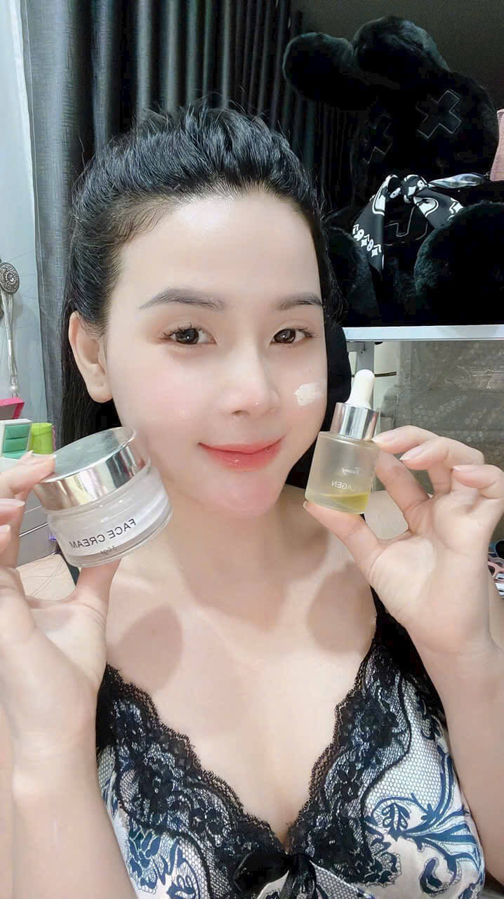 Khách hàng trải nghiệm Bộ Diamond Face & Serum Thanh Trang Khách hàng sử dụng Bộ Diamond Face & Serum Thanh Trang trong quá trình chăm sóc da.