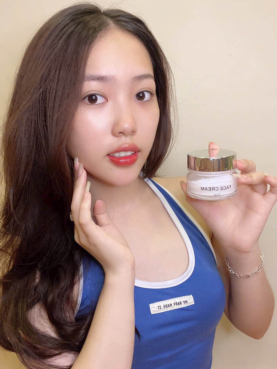 Khách hàng trải nghiệm Bộ Diamond Face & Serum Thanh Trang Khách hàng sử dụng Bộ Diamond Face & Serum Thanh Trang trong quá trình chăm sóc da.