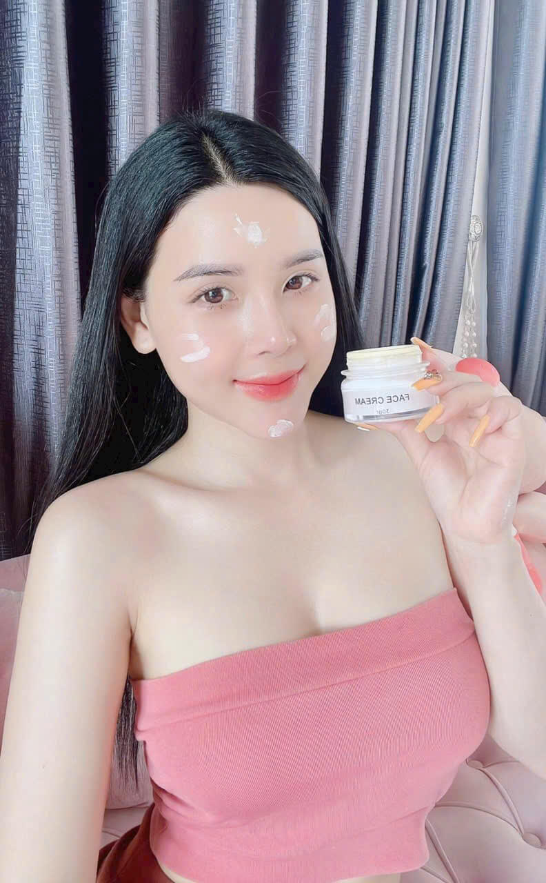 Khách hàng trải nghiệm Bộ Diamond Face & Serum Thanh Trang Khách hàng sử dụng Bộ Diamond Face & Serum Thanh Trang trong quá trình chăm sóc da.