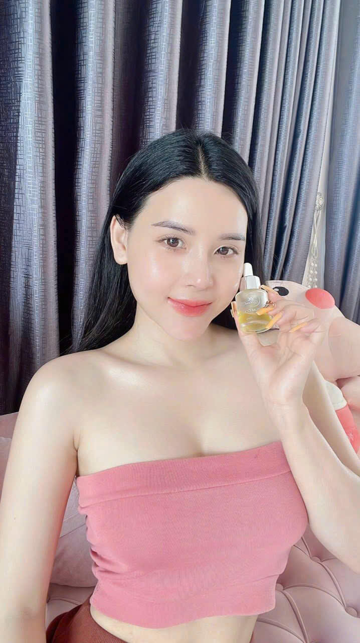 Khách hàng trải nghiệm Bộ Diamond Face & Serum Thanh Trang Khách hàng sử dụng Bộ Diamond Face & Serum Thanh Trang trong quá trình chăm sóc da.