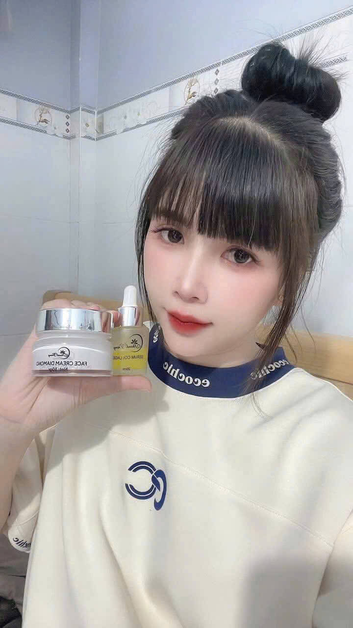 Khách hàng trải nghiệm Bộ Diamond Face & Serum Thanh Trang Khách hàng sử dụng Bộ Diamond Face & Serum Thanh Trang trong quá trình chăm sóc da.