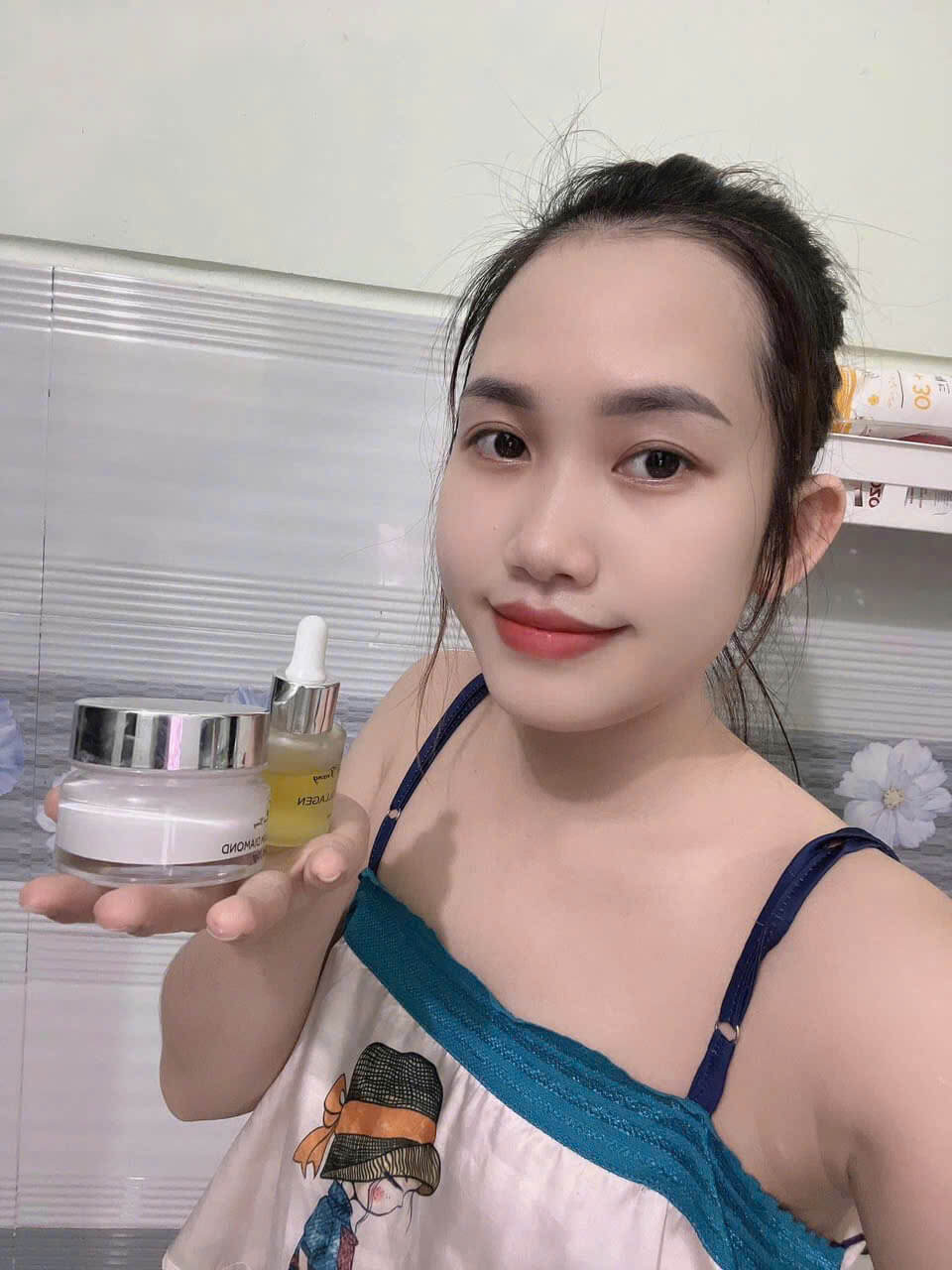 Khách hàng trải nghiệm Bộ Diamond Face & Serum Thanh Trang Khách hàng sử dụng Bộ Diamond Face & Serum Thanh Trang trong quá trình chăm sóc da.