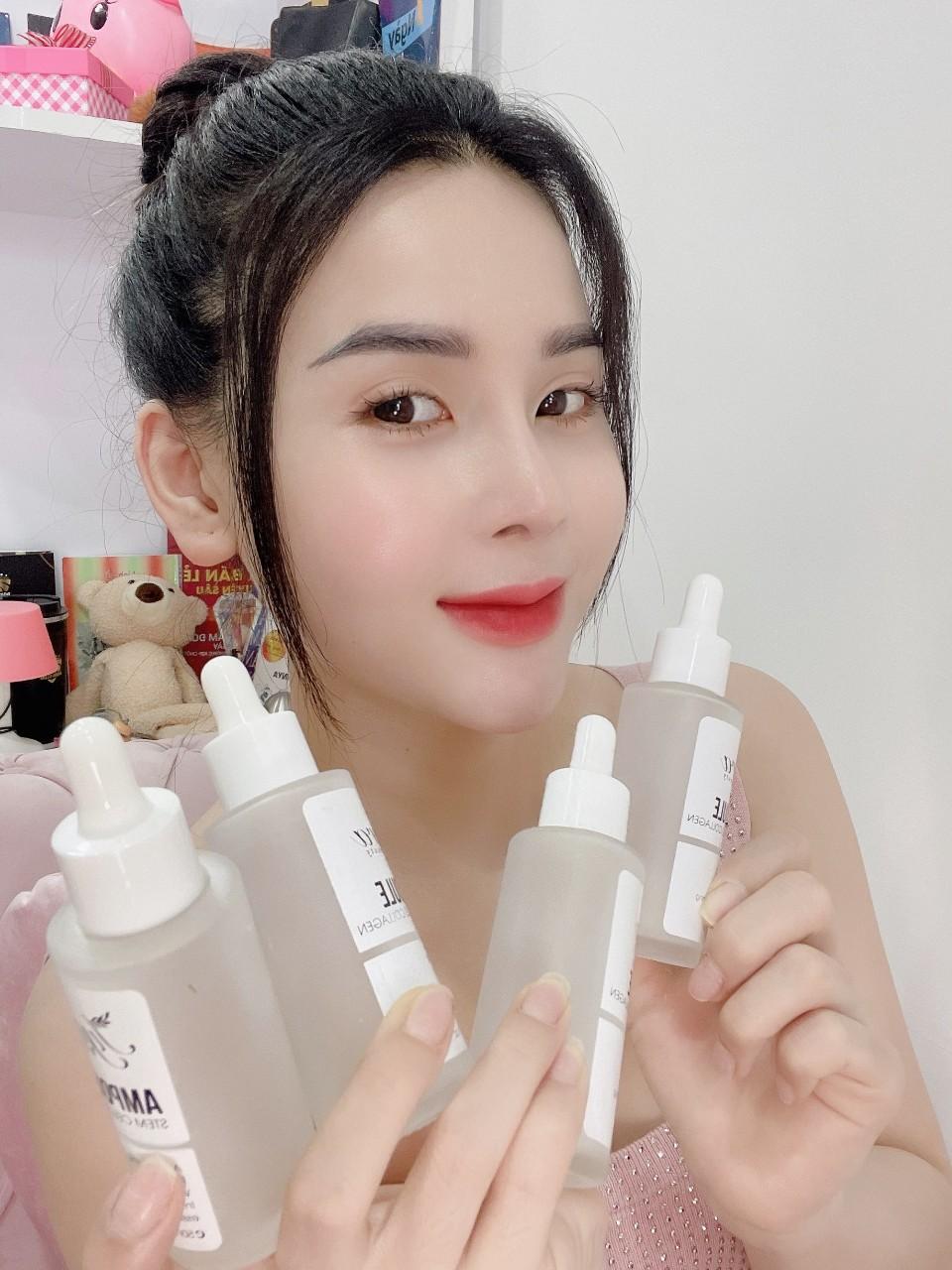 Khách hàng trải nghiệm Tế Bào Gốc Ampoule Tyra Thanh Trang Khách hàng sử dụng Tế Bào Gốc Ampoule Tyra trong quy trình chăm sóc và phục hồi làn da.