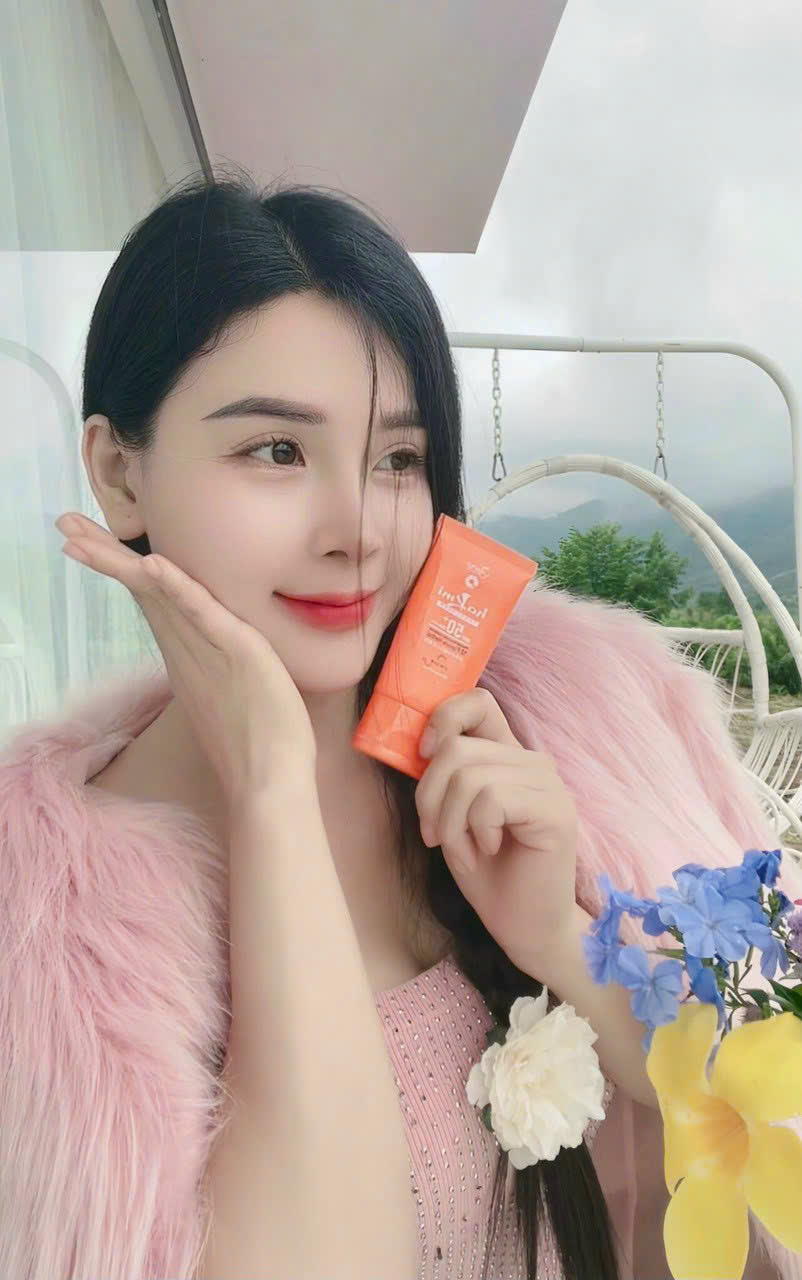 Khách hàng trải nghiệm Kem Chống Nắng Hakami Thanh Trang Khách hàng sử dụng Kem Chống Nắng Hakami trong quy trình chăm sóc và bảo vệ làn da hằng ngày.