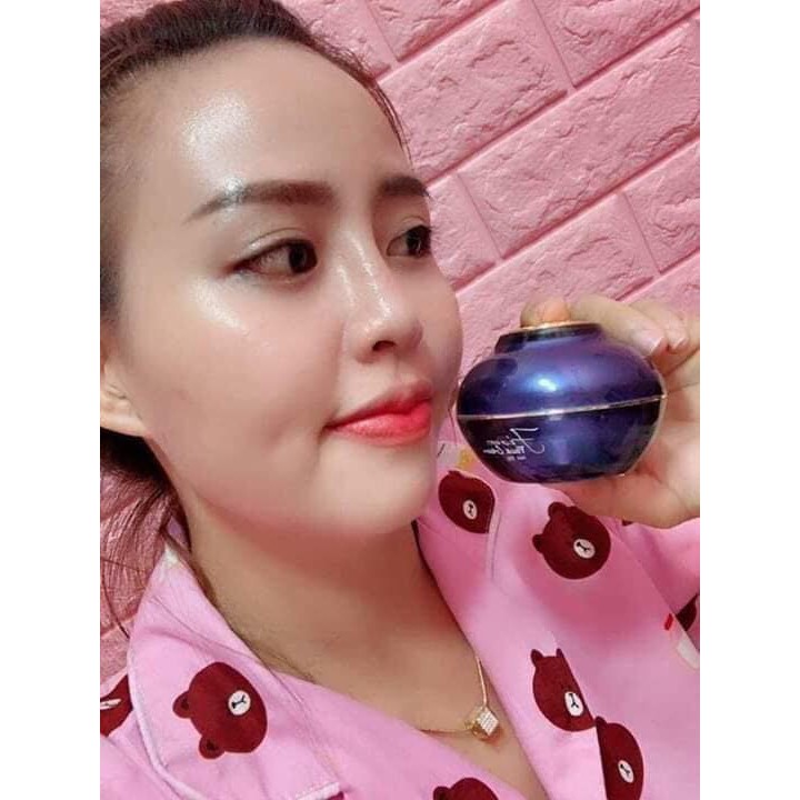 Trải nghiệm Kem Fiona Face Thanh Trang Khách hàng sử dụng Kem Fiona Face Thanh Trang trong quy trình chăm sóc và dưỡng da hằng ngày.
